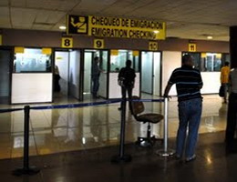 Chequeo de Emigración en el Aeropuerto Internacional José Martí
