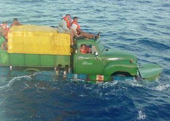 Autos adaptados como embarcación para huir de Cuba