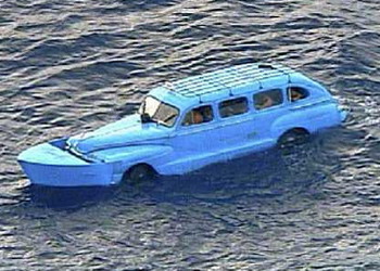 Autos adaptados como embarcación para huir de Cuba